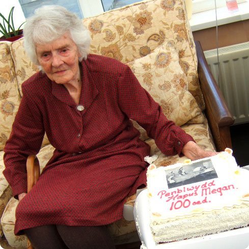 Image: Margaret Ann Jones and her special 100th Birthday cake